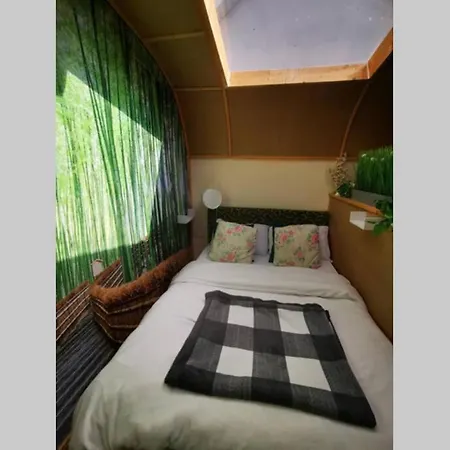 Apartmán Lazy Glamping Pod With Hot Tub
