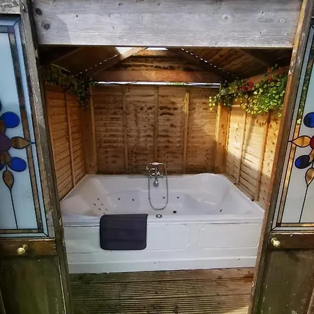 Apartmán Lazy Glamping Pod With Hot Tub